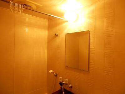 ボックス七条の洗面所|浴室鏡付き