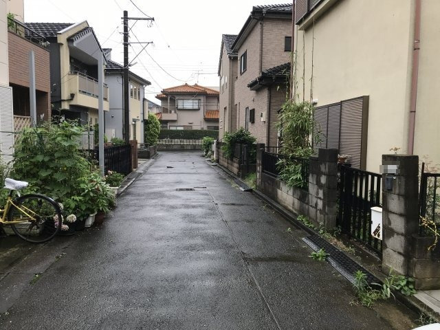鴻巣市宮前の中古一戸建の前面道路含む現地写真