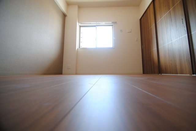 グランシャリオ諏訪野の洋室