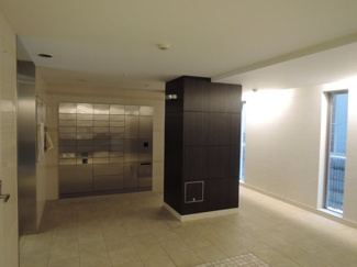 【その他共用部分】 | 集合ポスト、宅配ボックス。電子キーと連動でかざすだけで扉が開きます。