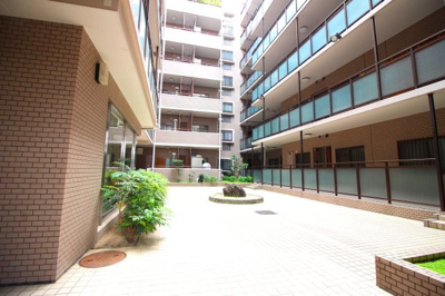 【エントランス】 | 朝日プラザ桃山東 | 【朝日プラザ桃山東】は地上7階建て、総戸数は85戸となっています。中庭がありおちついた雰囲気のとても暮らしやすいマンションです＼(^_^)／