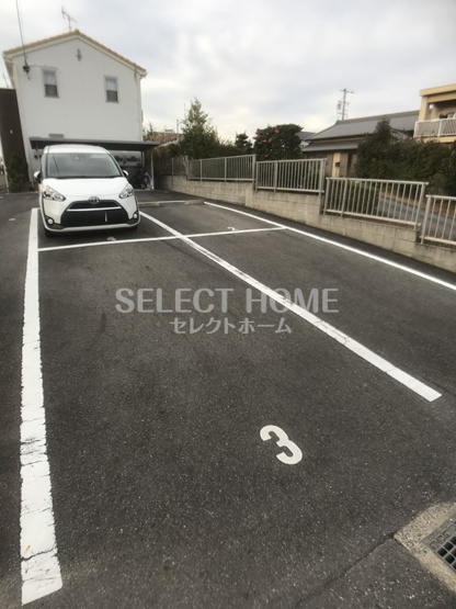 【駐車場】 | リーブル南風 | 駐車場に車を止められます
