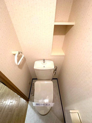 【トイレ】 | COZY COURT綱島 | トイレは温水洗浄便座付き♪人気のバストイレ別です♪小物を置ける便利な棚やタオルハンガーも付いています♪