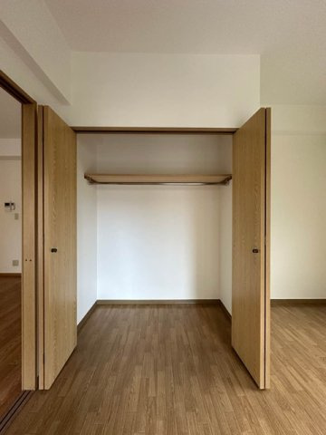 【収納】 | COZY COURT綱島 | 洋室6.9帖のお部屋にあるクローゼットです♪お洋服をたくさんお持ちの方でも安心の収納力です◎