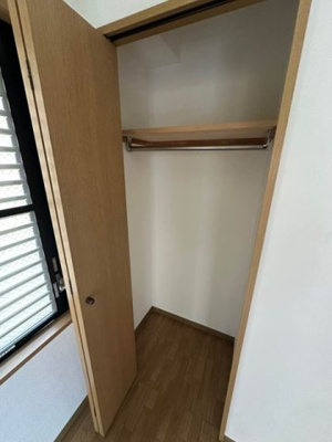 【収納】 | COZY COURT綱島 | 洋室5.2帖のお部屋にあるクローゼットです♪お洋服もしわにならず、キレイに収納できます☆洋室のお部屋それぞれにクローゼットがあると便利ですね！