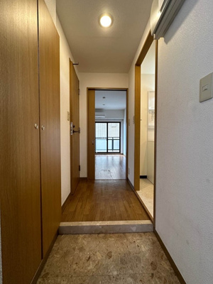 【展望】 | COZY COURT綱島 | 玄関から室内への景観です！右手に洗面所、左手にトイレがあります☆