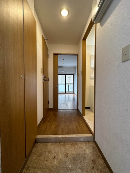 【展望】 | COZY COURT綱島 | 玄関から室内への景観です！右手に洗面所、左手にトイレがあります☆