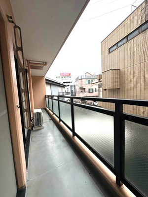 【バルコニー】 | COZY COURT綱島 | バルコニーは南向きです！お洗濯物はお昼からでも乾きそう☆3部屋から出入りできるのでお洗濯物の出し入れに便利♪
