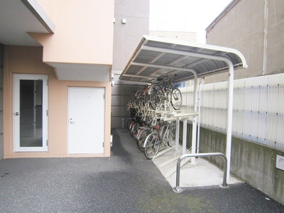 【その他共用部分】 | COZY COURT綱島 | 屋根付きの駐輪場で雨が降っても大切な自転車が濡れなくてすみますね♪自転車はちょっとした移動手段に便利ですよね！