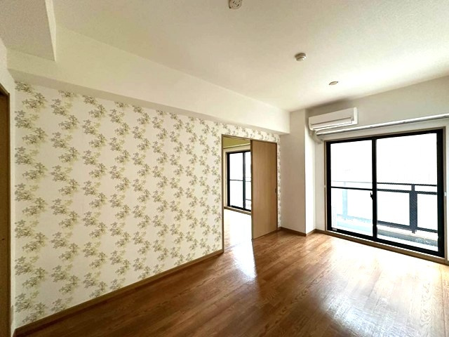 【居間・リビング】 | COZY COURT綱島 | 南向きリビングダイニング7.5帖☆バルコニーに繋がるお部屋です♪エアコン付きで1年中快適に過ごせますね☆