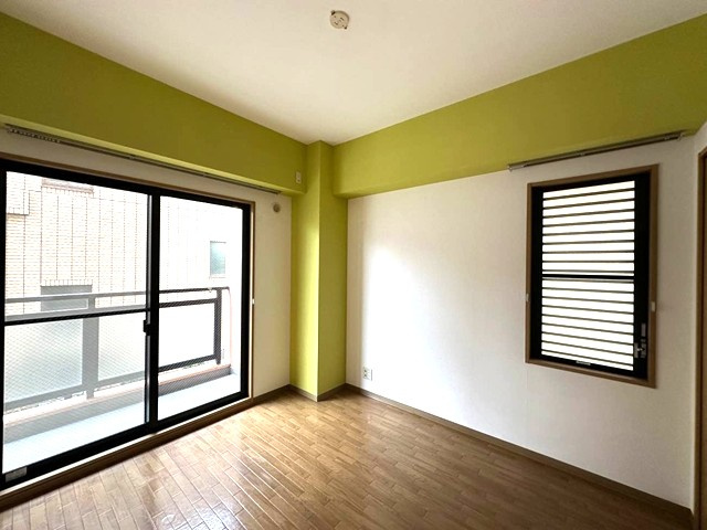 【洋室】 | COZY COURT綱島 | 南向き洋室5.2帖☆バルコニーに繋がる角部屋二面採光のお部屋です！ベッドを置いて寝室にするのもオススメです☆