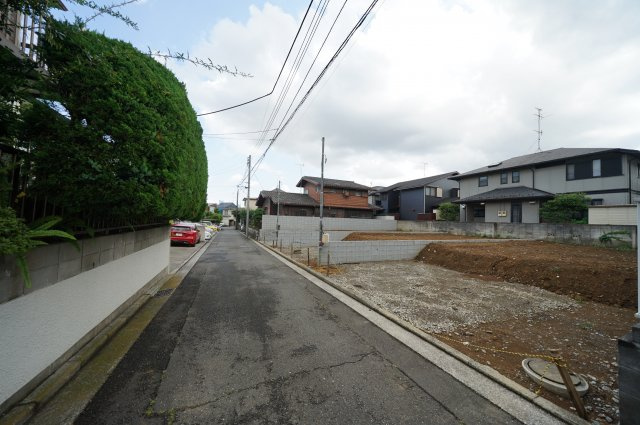 高台の閑静な住宅街。カースペース２台！全棟ＬＤＫ１７帖以上の４ＬＤＫ♪保土ヶ谷区狩場町　全3棟　新築戸建ての前面道路含む現地写真