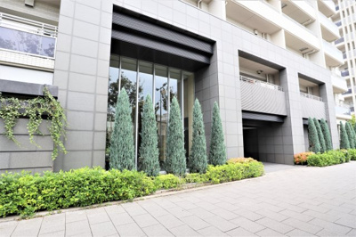 【エントランス】 | 天満橋レジデンスエアリーコート | 大川が近く、都心でありながら緑豊かな住環境です。