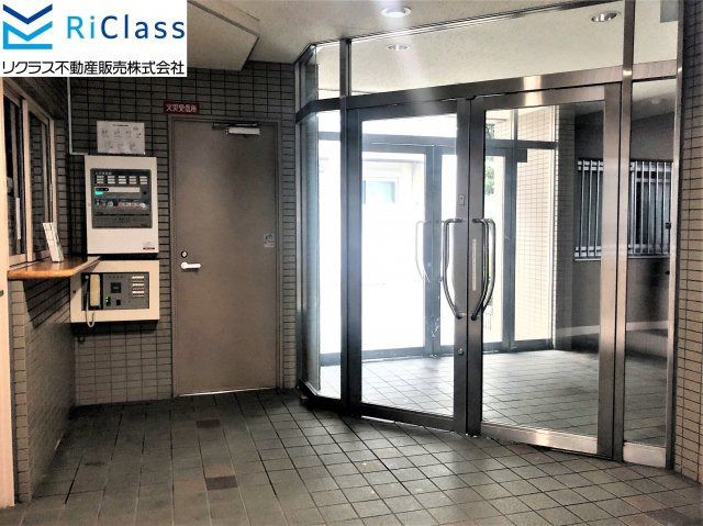 シャトーレスポワールのエントランス|毎日通るエントランスはこのようになっています