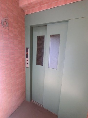 【その他共用部分】 | 京急プライムテラス上永谷 | お買い物時やベビーカーの出し入れに便利なエレベーター付です。