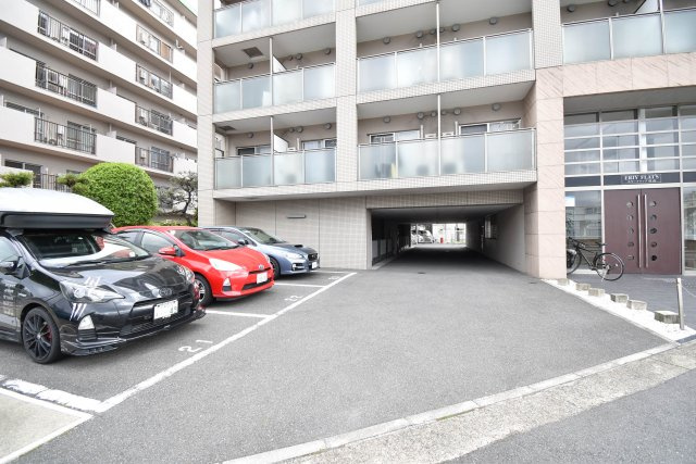 エリーフラッツ桂南の駐車場|車をお持ちの方に嬉しい駐車場付きの物件です