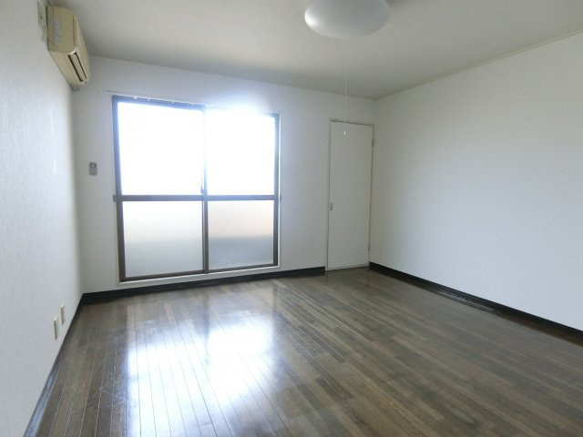 川辺ビルの洋室