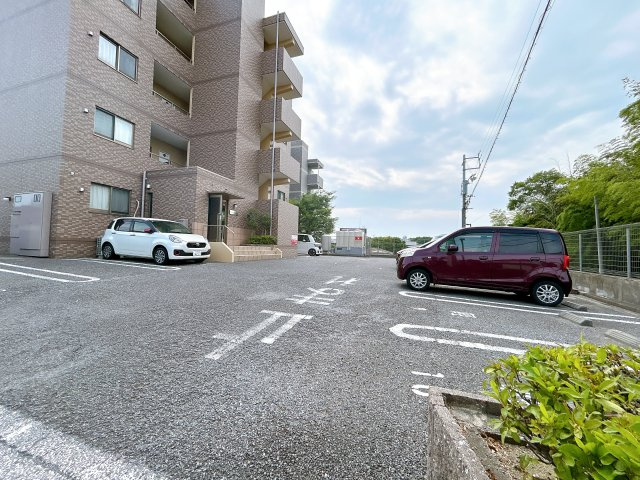 ファイーヴ土穴の駐車場