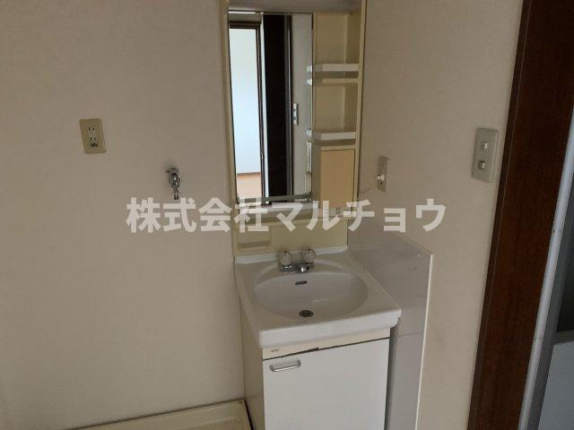 プレジデンス稲成の独立洗面台|独立洗面台、小物を置くことができて便利です