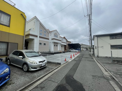 【前面道路含む現地写真】 | 府中市南町3丁目新築戸建て3棟現場２号棟
