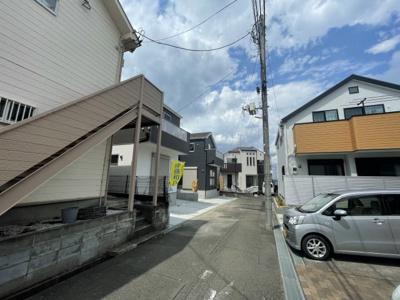 【前面道路含む現地写真】 | 日野市大坂上1丁目新築戸建て2棟現場1号棟 | 前面道路含む現地写真です