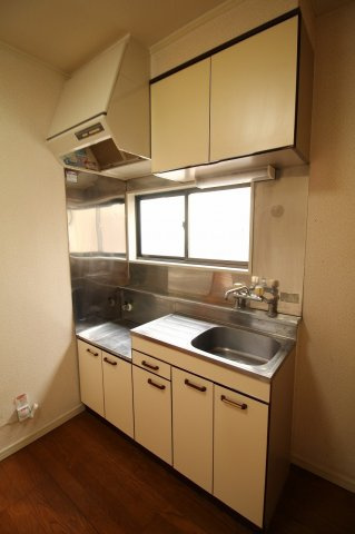 コーポみどりケ丘のキッチン|同施工会社同型タイプの別の角部屋です（募集は中部屋ですので小窓はございません）