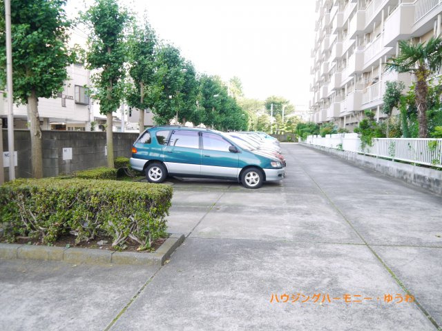 【その他共用部分】 | 大山ローヤルコーポ | 広々とした駐車場が敷地内にあります。