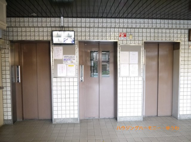 【その他共用部分】 | 大山ローヤルコーポ | エレベーターは３基あり、忙しい時間帯も安心です。