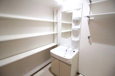 【洗面所】 | エムズソレイユ | 洗面所に大きな収納があるので、女性に人気です♪