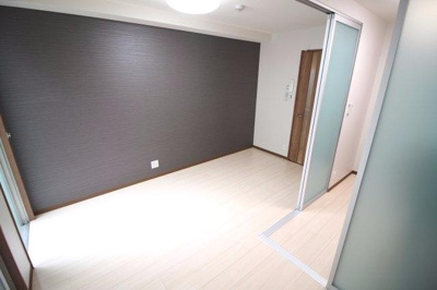 【居間・リビング】 | エムズソレイユ | お洒落なクロスで、内装も豪華設備ですよ♪