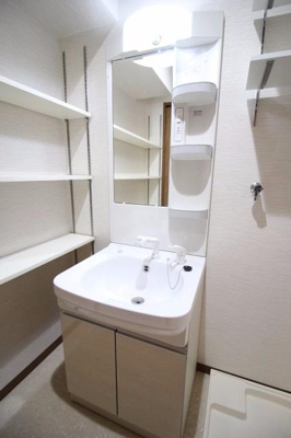 【洗面所】 | エムズソレイユ | シャンプードレッサーと室内洗濯機置場♪サニタリーに収納が多いので女性におススメです♪