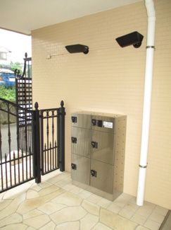 【その他共用部分】 | 共用エントランスには宅配BOXがあるので荷物の受け取りもスムーズに♪再配達を依頼する手間が省けます☆