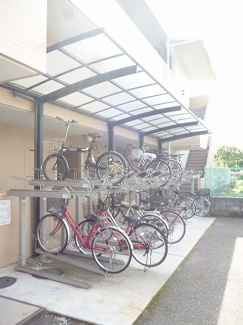 【その他共用部分】 | 屋根付きの駐輪場があるので雨が降っても安心です☆荷物が重いときに自転車があれば助かりますね！