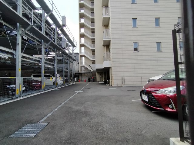 プレミスト関目高殿駅前の駐車場|マンション敷地内にある駐車場です。
