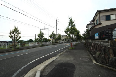 【前面道路含む現地写真】 | 大津市水明1丁目11-2　中古戸建 | 東側道路
