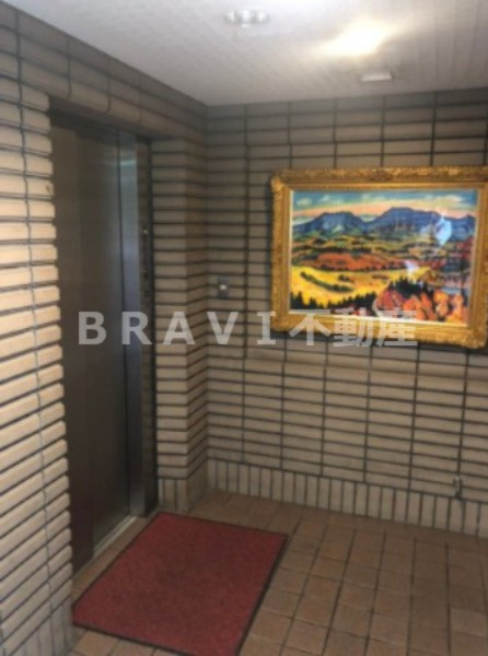 エンブレム丸高　BRAVI不動産のエントランス|【エンブレム丸高】落ち着いたエントランスです