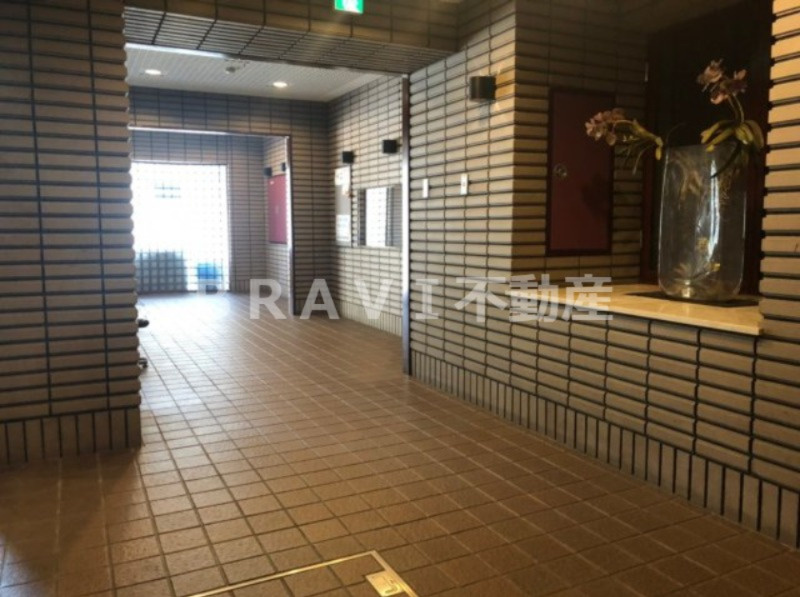 エンブレム丸高　BRAVI不動産のエントランス|【エンブレム丸高】落ち着いたエントランスです