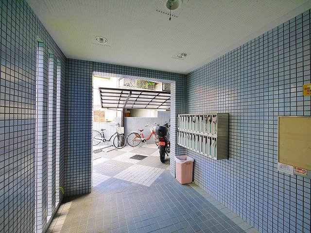 シティパレス生駒谷田町Ｐ７のその他共用部分|清潔なマンション入り口付近です