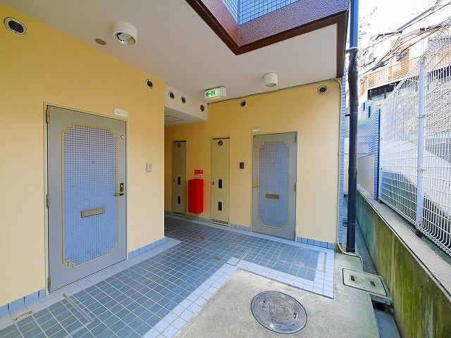 シティパレス生駒谷田町Ｐ７の玄関|収納もある玄関です