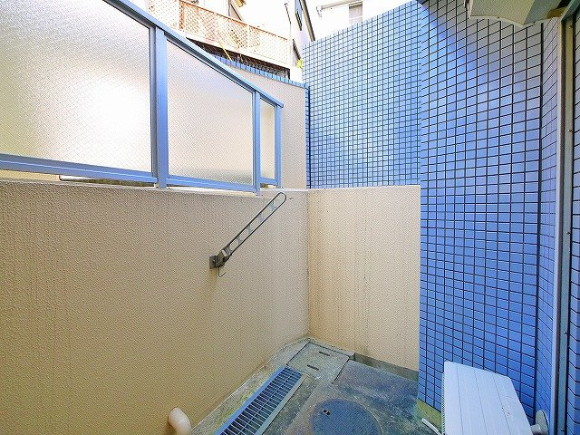 シティパレス生駒谷田町Ｐ７のバルコニー|暖かな日差しのふりそそぐバルコニー