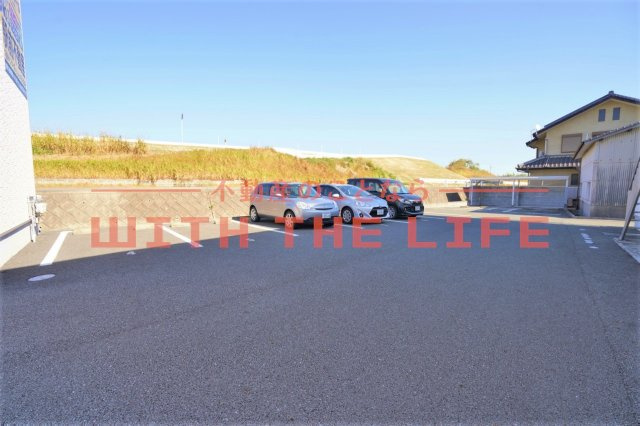 シャンドゥ・フルール【キャッシュバック対象物件】の駐車場|車をお持ちの方に嬉しい駐車場付きの物件です