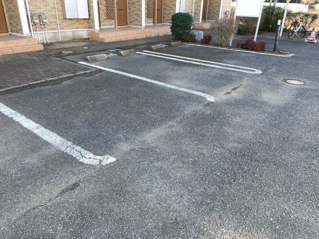 アクティフ弐番館の駐車場