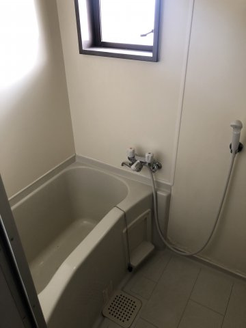 Aスタービルの浴室|窓のあるお風呂です