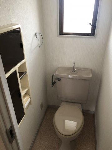 Aスタービルのトイレ|窓のあるトイレです