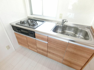 【設備】 | サムティ神戸浜崎通 | システムキッチンはガスコンロ付き