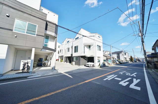 保土ヶ谷区保土ヶ谷町2丁目　全１０棟新築戸建ての前面道路含む現地写真|分譲地一体に統一感があり、整った環境でお過ごしいただけます。