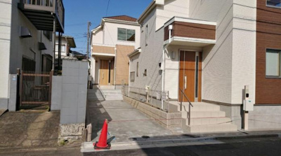 【前面道路含む現地写真】 | 藤沢市弥勒寺３丁目　新築 | カースペースは車種により2台分。ご家族分の自転車の駐輪スペースとしても勿論お使いいただけます。季節の花や植物のプランターで飾るのも良いですね♪