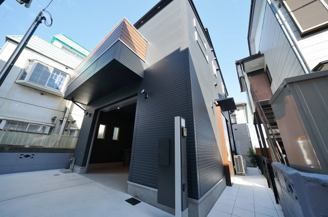 ビルトインガレージ付住宅！保土ヶ谷区仏向町　新築戸建ての外観パース|ビルトインガレージ付きの2階建住宅です