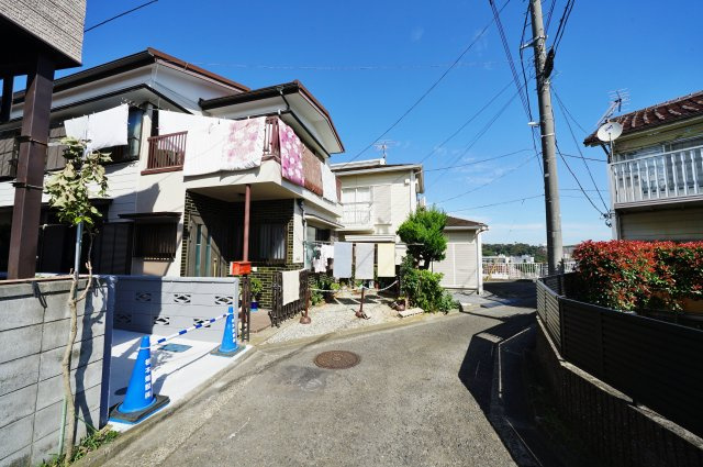 ビルトインガレージ付住宅！保土ヶ谷区仏向町　新築戸建ての前面道路含む現地写真