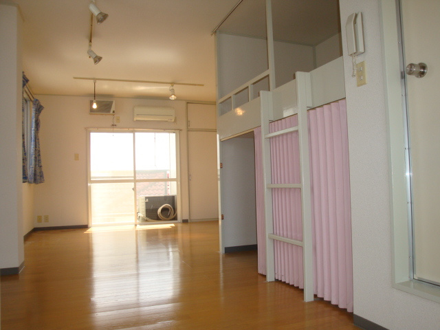 ステップインウエストの居間・リビング